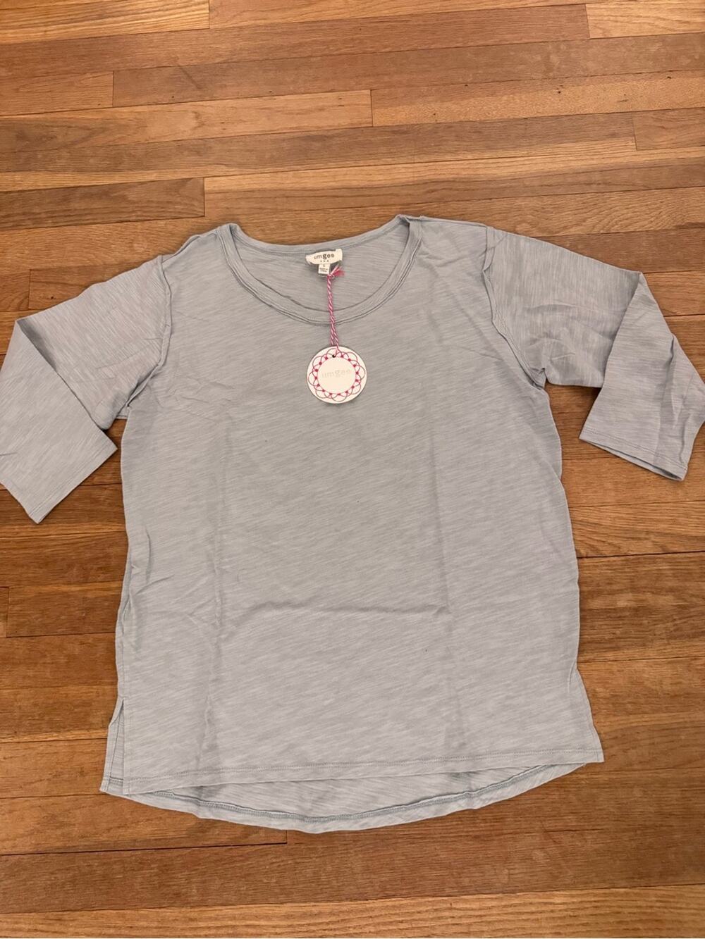 NWT Umgee Women's Light Blue Angel Wings Graphic Top - Size S
b5